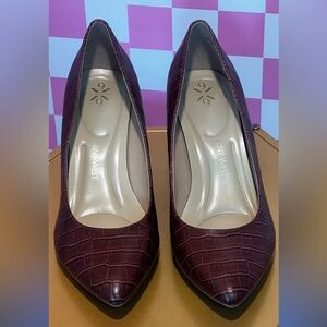 NWT Nine West Dark Brown Croc-Embossed Heels